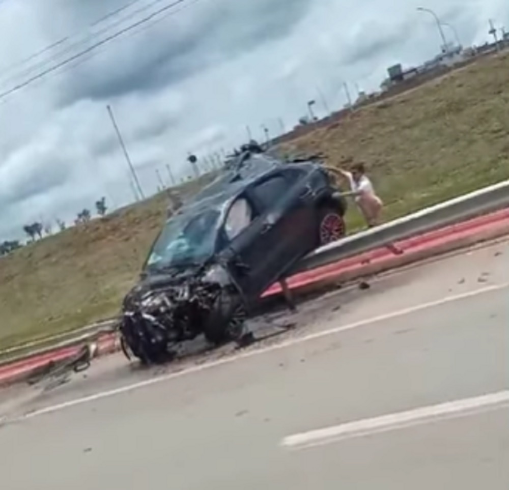 Imagem destacada do post: Acidente envolvendo carro de luxo e caminhão deixa ferido na GO-020