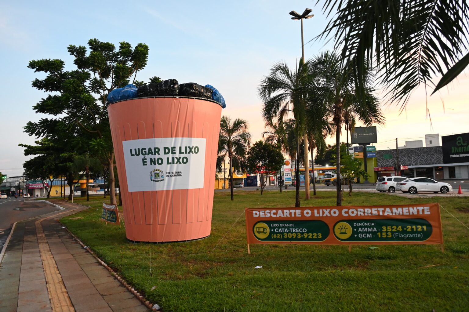 Imagem destacada do post: Prefeitura instala lixeira gigante para conscientizar sobre o descarte do lixo