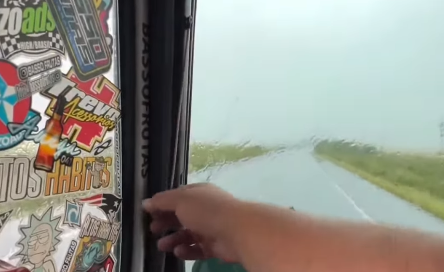 Imagem destacada do post: Caminhoneiro viraliza ao tocar buzina do caminhão em ritmo sertanejo