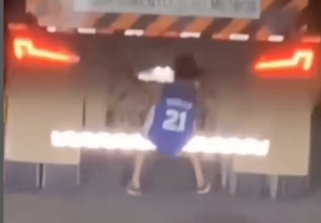Imagem destacada do post: Homem se arrisca pendurado na traseira de um caminhão na GO-330