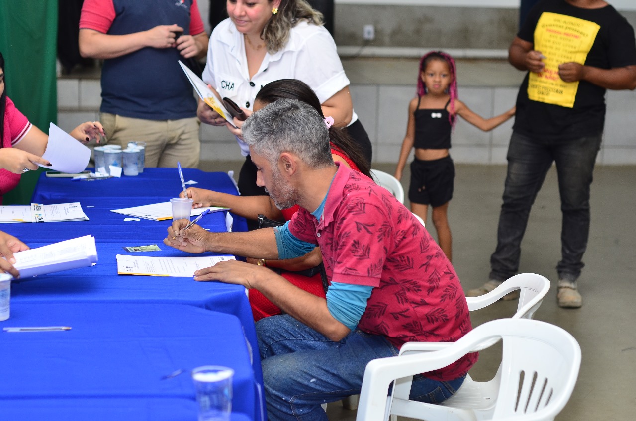 Imagem destacada do post: Gilmar entrega escrituras e anuncia construção de 80 novas moradias populares