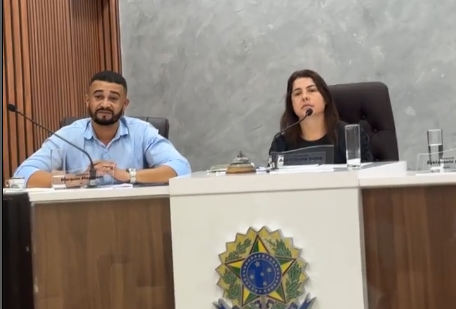 Imagem destacada do post: Prefeito interrompe sessão, pede para usar tribuna e presidente da Câmara fica sem reação; veja vídeo