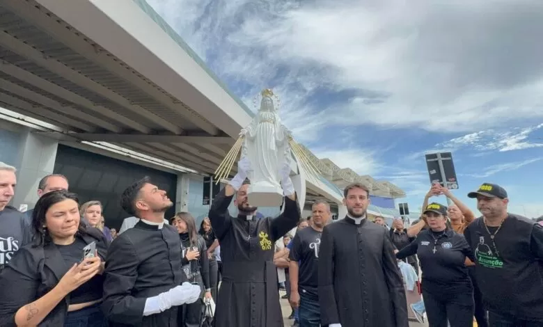Imagem destacada do post: Imagem peregrina de Nossa Senhora das Graças chega a Goiânia; veja vídeo