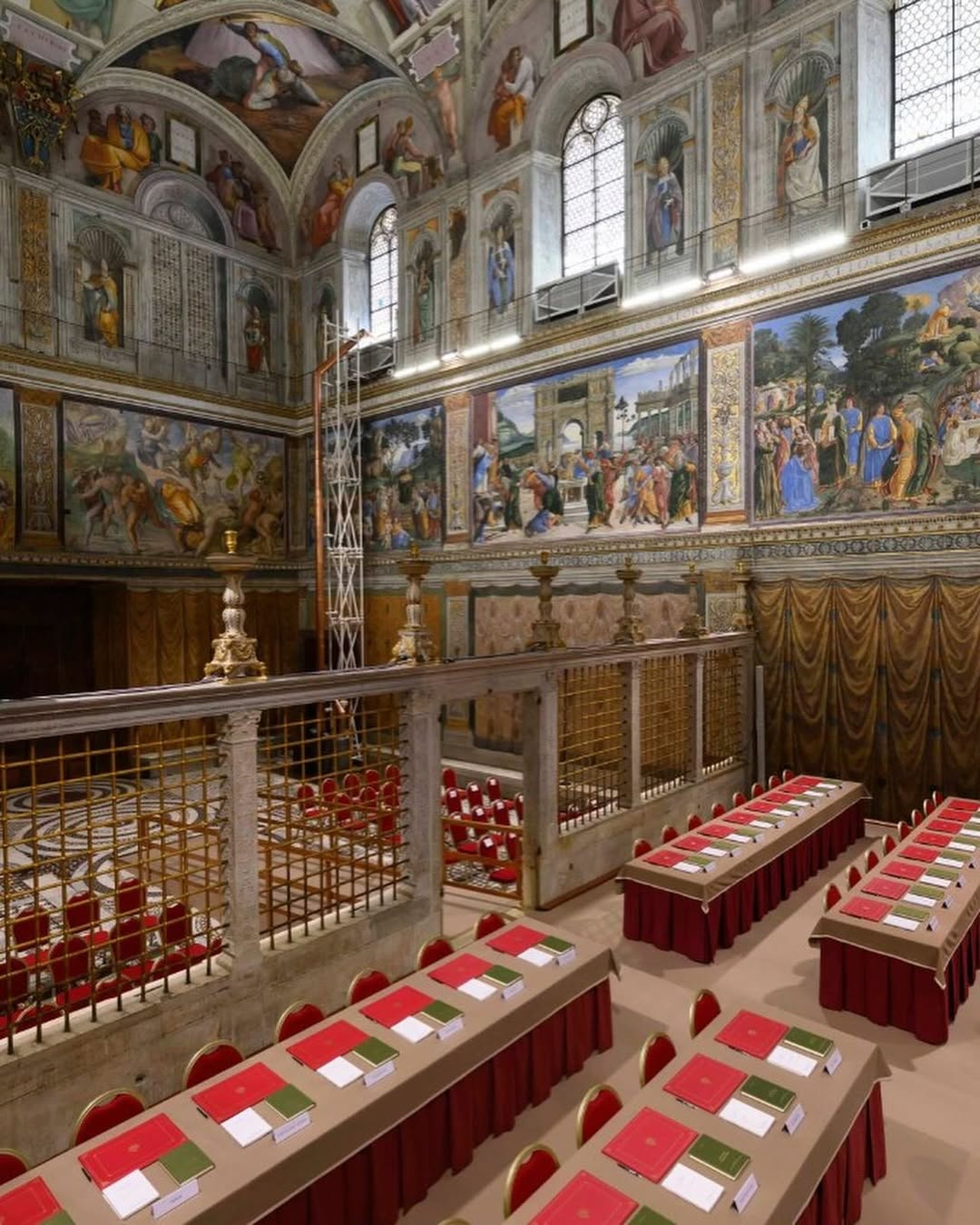 Imagem destacada do post: Vaticano divulga imagens da Capela Sistina pronta para a eleição do novo papa