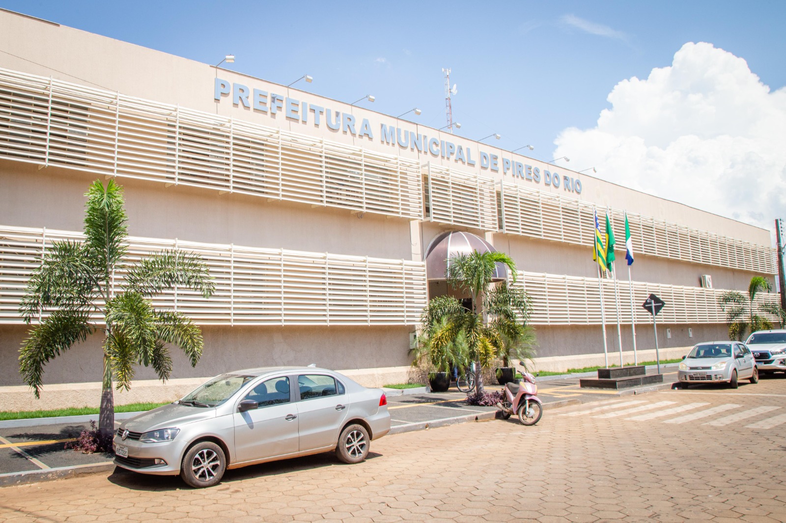 Imagem destacada do post: Mulher invade prédio da prefeitura, agride servidora e destrói equipamentos