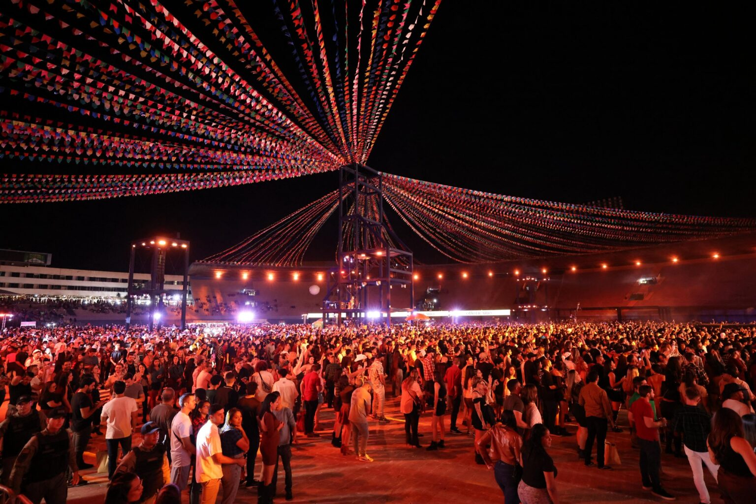 Imagem destacada do post: Maior festa junina solidária do país anima público no Estádio Serra Dourada