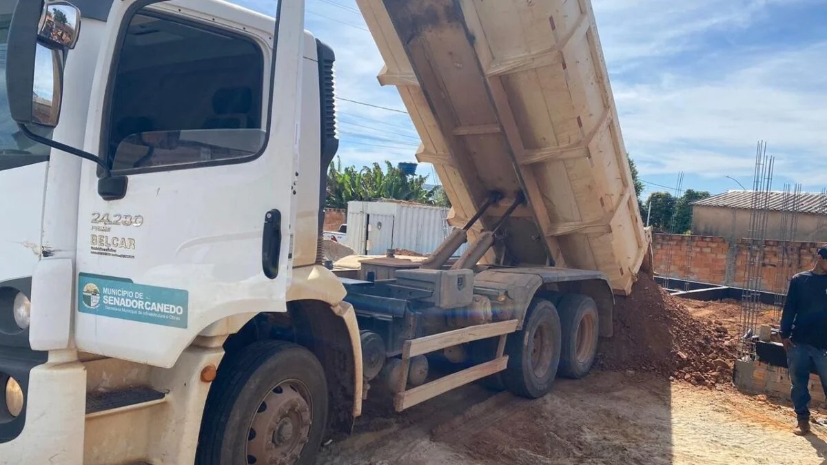 Imagem destacada do post: Servidores são presos por venderem terra com caminhão da prefeitura