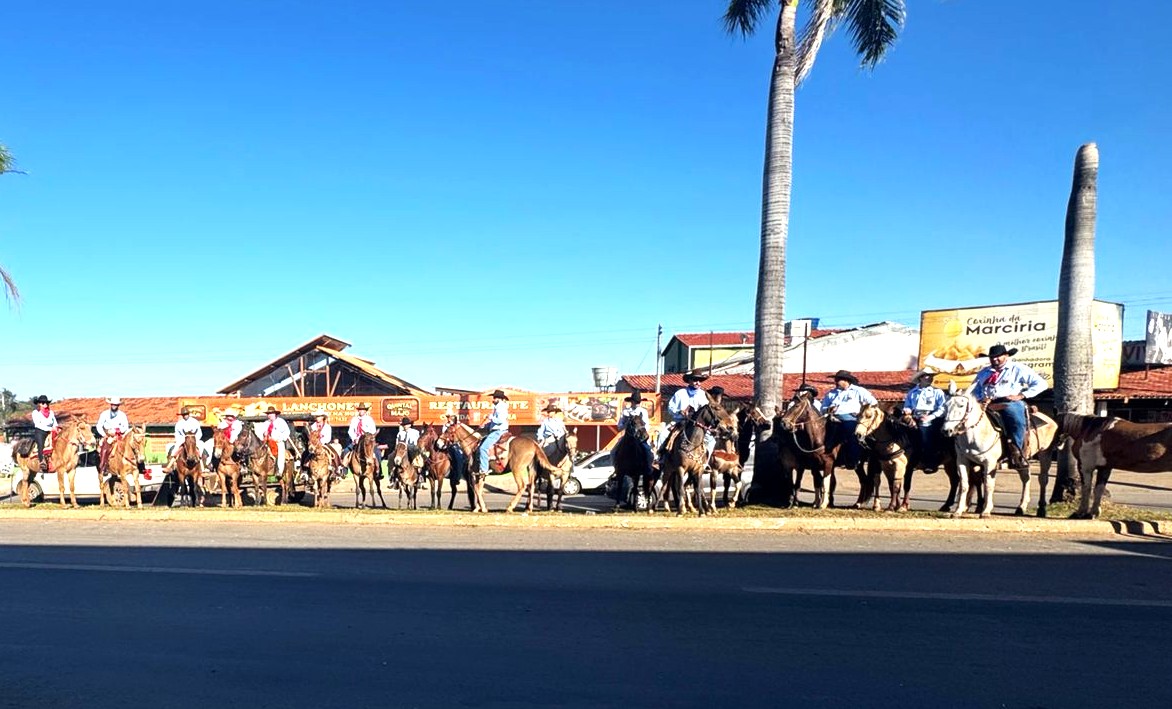 Imagem destacada do post: Comitivas de Passa Quatro seguem tradição em romaria até Trindade