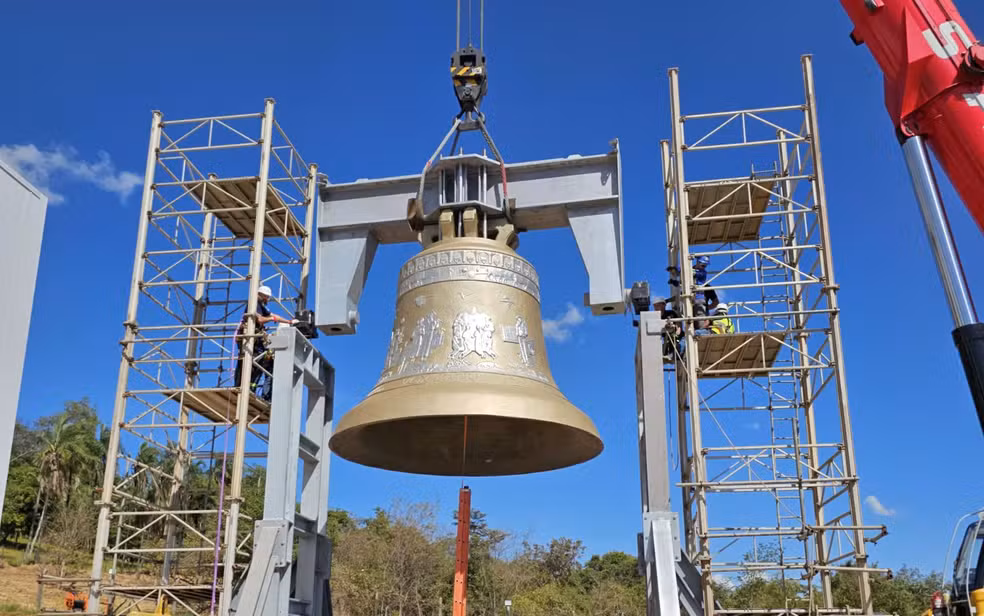 Imagem destacada do post: Vídeo mostra primeiro badalo do sino Vox Patris nas obras da nova Basílica