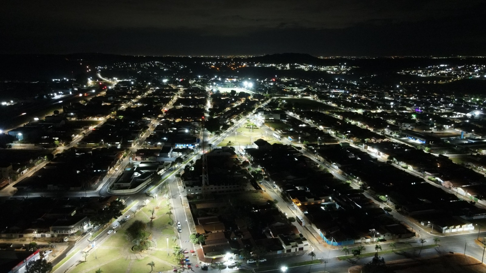Imagem destacada do post: Avenida do Lago ganha nova iluminação com fiação subterrânea