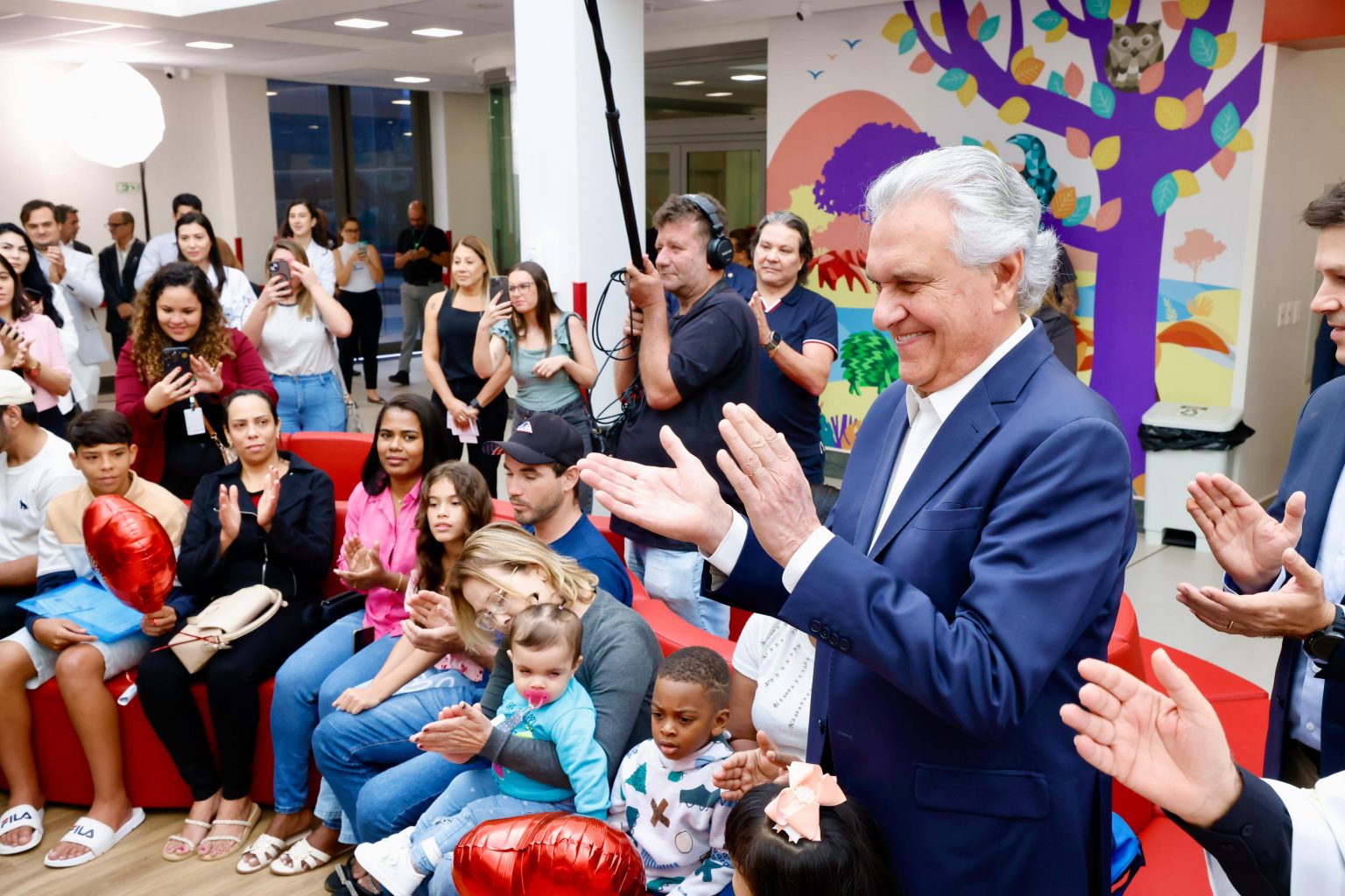 Imagem destacada do post: Caiado recebe primeiros pacientes do CORA e emociona: “dia mais feliz”