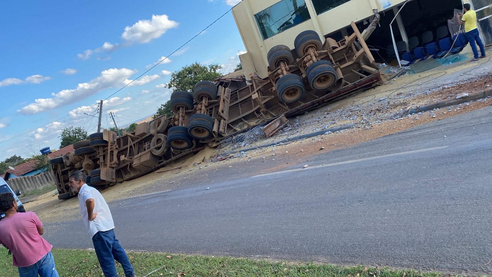 Imagem destacada do post: Caminhão carregado de soja tomba e atinge casa e igreja em Passa Quatro
