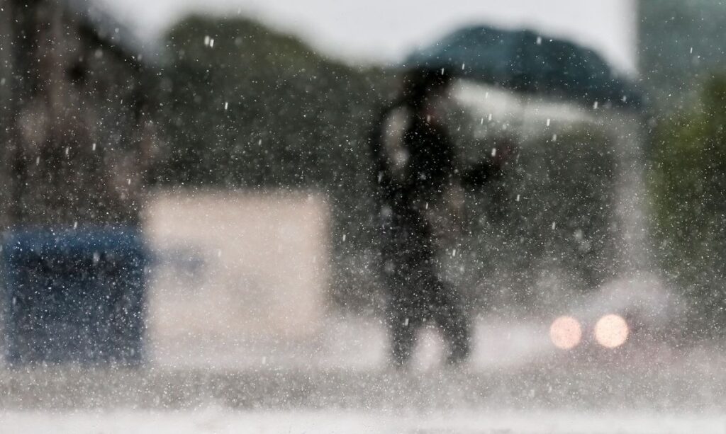 Imagem destacada do post: Chuva incomum celebra São João e deixa dia com “friozinho básico”