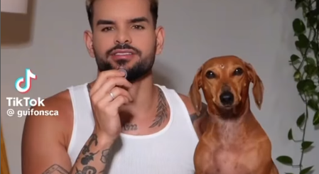 Imagem destacada do post: ‘Salsichinha’ diverte web ao acompanhar tutor montando sua lancheira