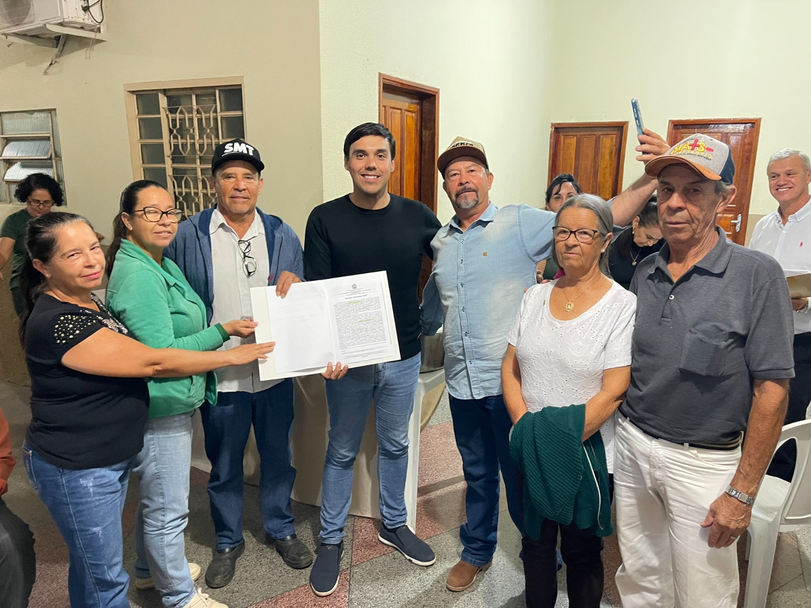 Imagem destacada do post: Prefeitura de Hidrolândia entrega escrituras a famílias do Botafogo