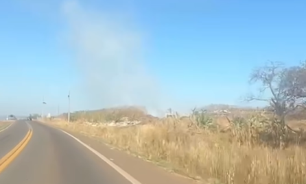 Imagem destacada do post: Lixão de Piracanjuba tem incêndio “controlado”, mas ainda queima na GO-147