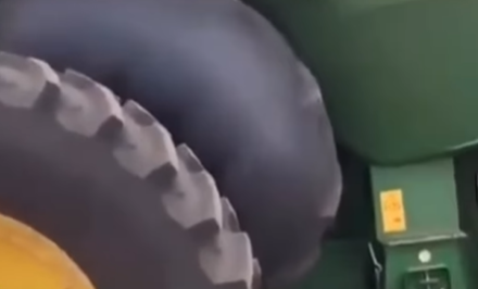 Imagem destacada do post: Agricultor filma momento em que pneu de colheitadeira estoura; veja vídeo
