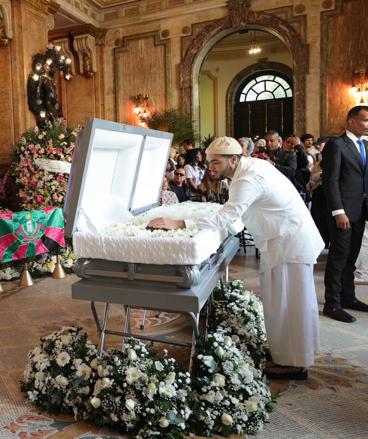 Imagem destacada do post: Familiares e amigos se despedem de Preta Gil em velório no Rio
