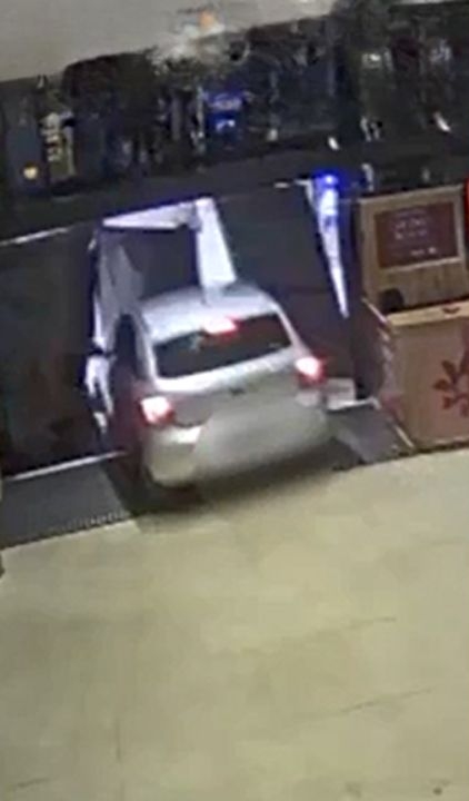 Imagem destacada do post: Família de motorista que invadiu shopping lamenta episódio e confirma “surto”