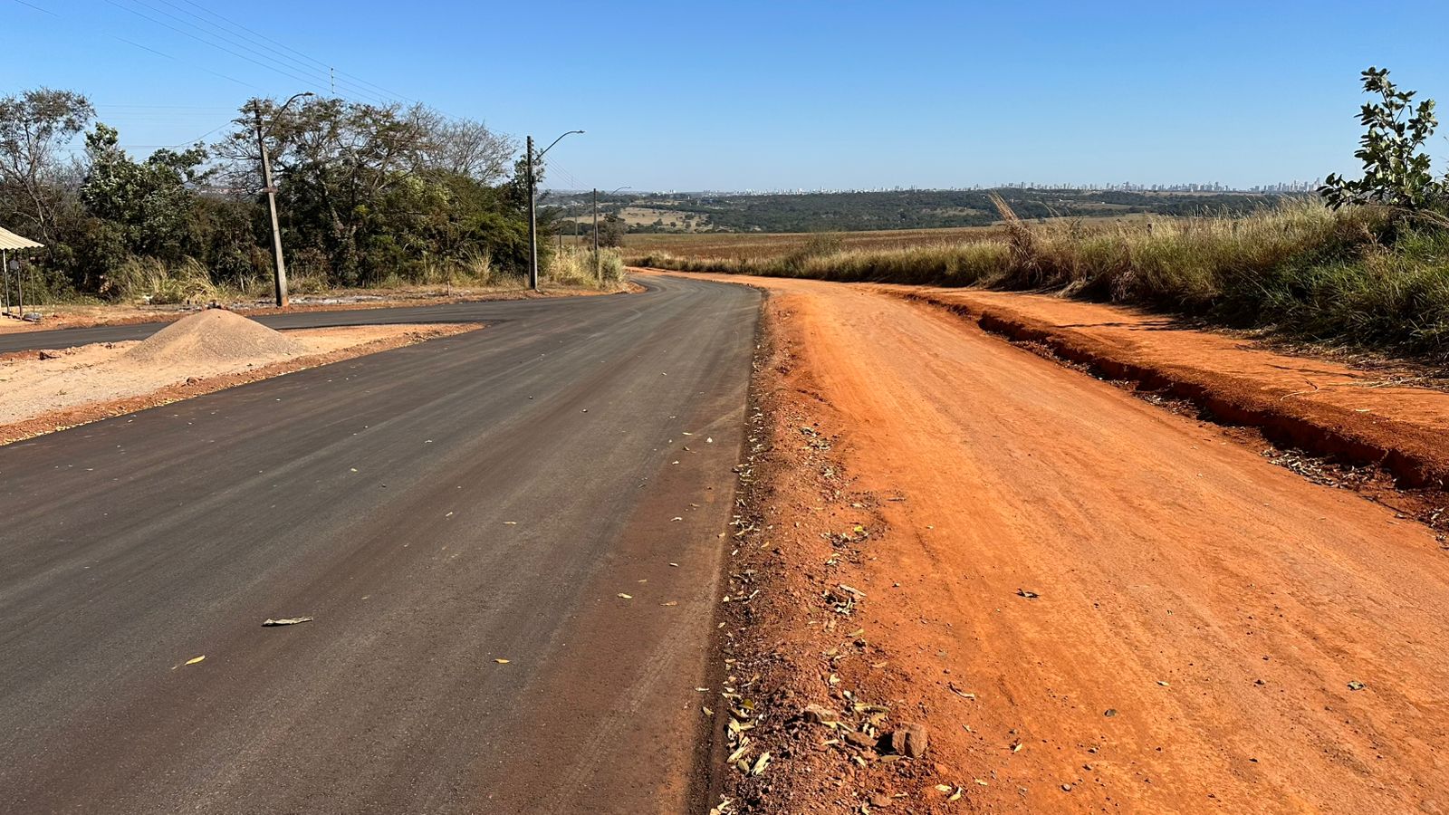 Imagem destacada do post: Moradores do Residencial Morumbi reclamam de rua com asfalto pela metade