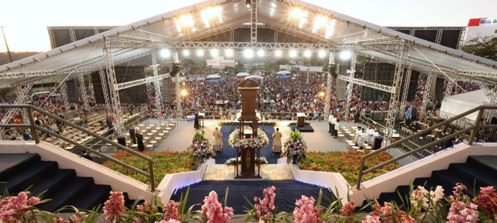 Imagem destacada do post: Milhares de fiéis participam da missa de encerramento da Romaria 2025