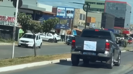 Imagem destacada do post: VÍDEO: Amigos do Entorno viralizam ao colar mensagem inusitada em caminhonete