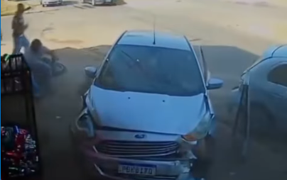 Imagem destacada do post: Carro invade calçada e quase causa tragédia em Senador Canedo; veja vídeo