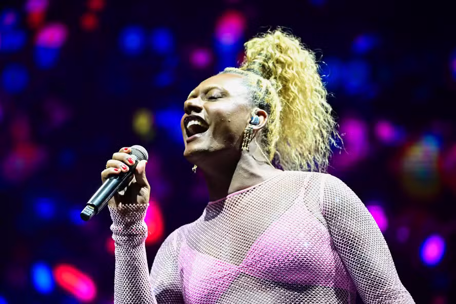 Imagem destacada do post: Liniker apresenta turnê “Caju” em Goiânia com show no Oscar Niemeyer
