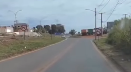Imagem destacada do post: Motorista viraliza ao se deparar com placas “confusas” e postar vídeo