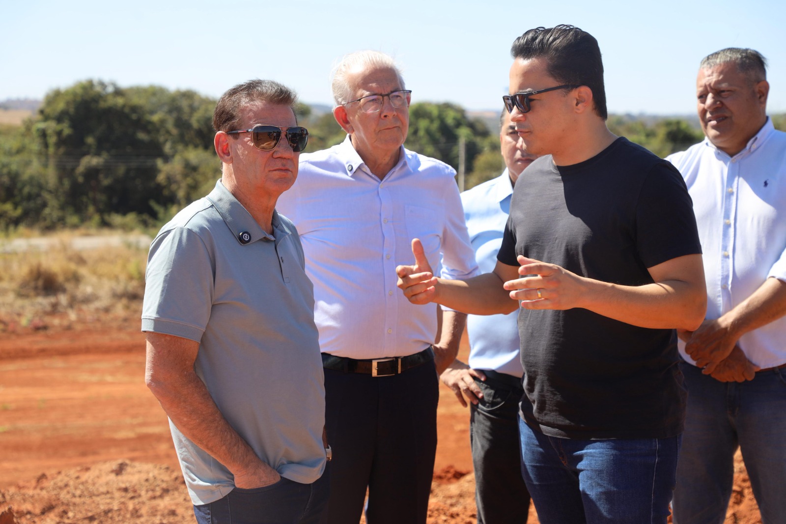 Imagem destacada do post: Vanderlan visita obra de aeroparque na GO-020 e entrega máquinas em BVG