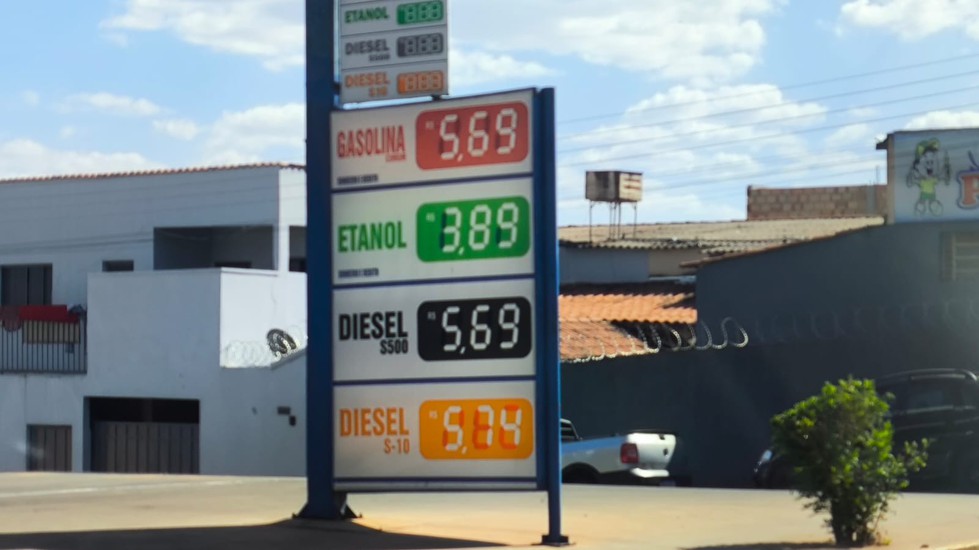 Imagem destacada do post: Preço dos alimentos e dos combustíveis sofrem queda em Goiás; entenda o motivo