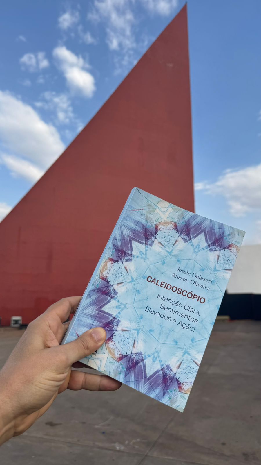 Imagem destacada do post: Caleidoscópio no Oscar Niemeyer: livro traz ensinamentos diários