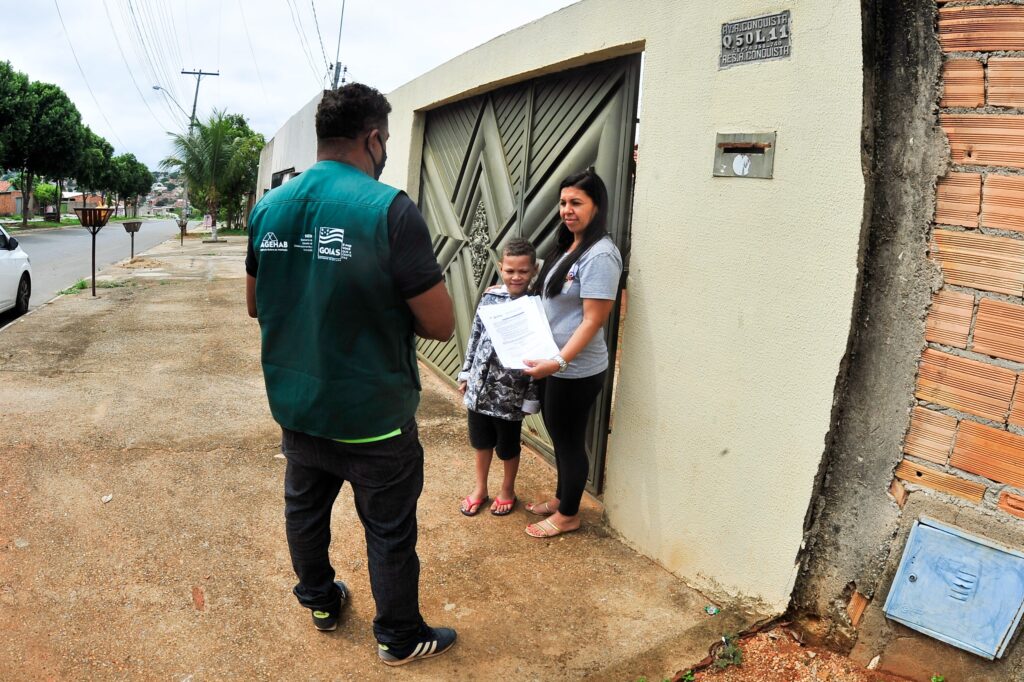 Imagem destacada do post: Agehab regulariza imóveis no Adolfo Pereira de Castro, em Cristianópolis