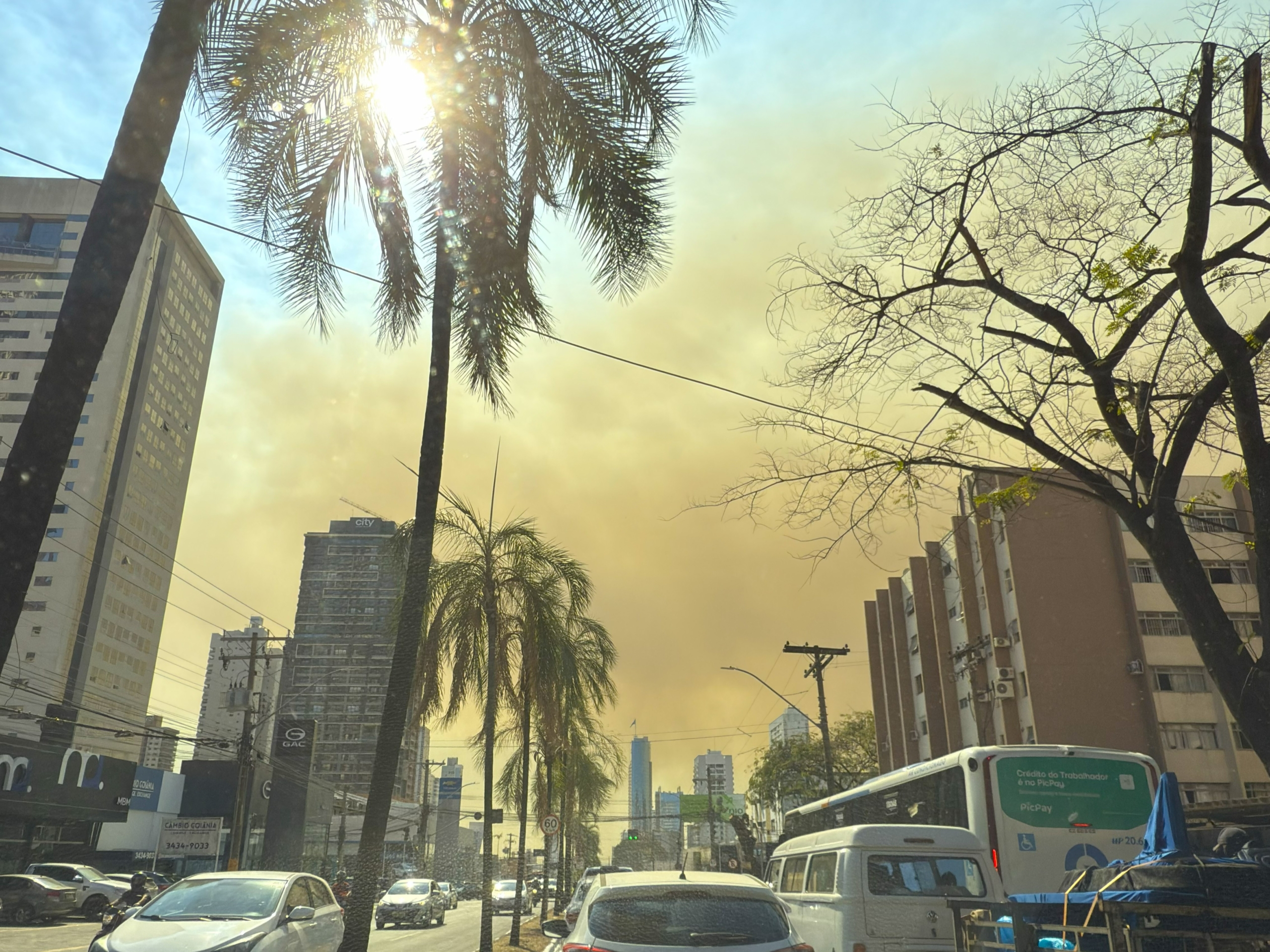 Imagem destacada do post: Nuvem de fumaça encobre Goiânia na tarde desta sexta (22); saiba o que foi
