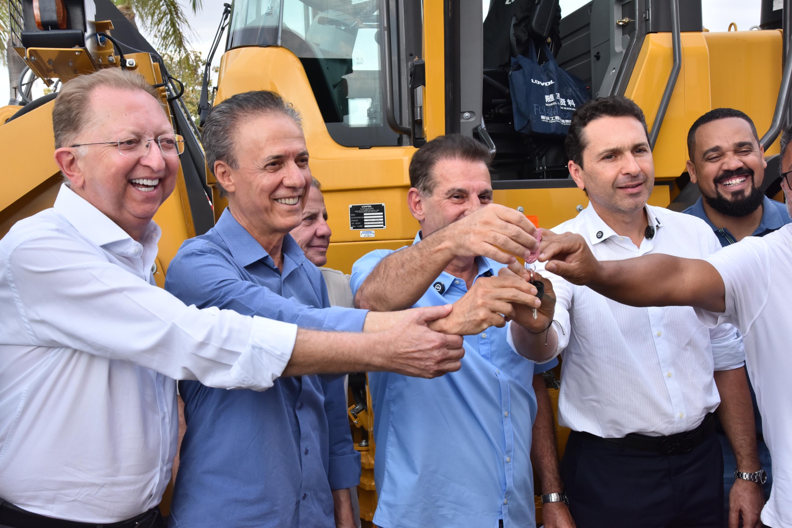 Imagem destacada do post: Aparecida recebe novo maquinário para reforçar serviços de zeladoria