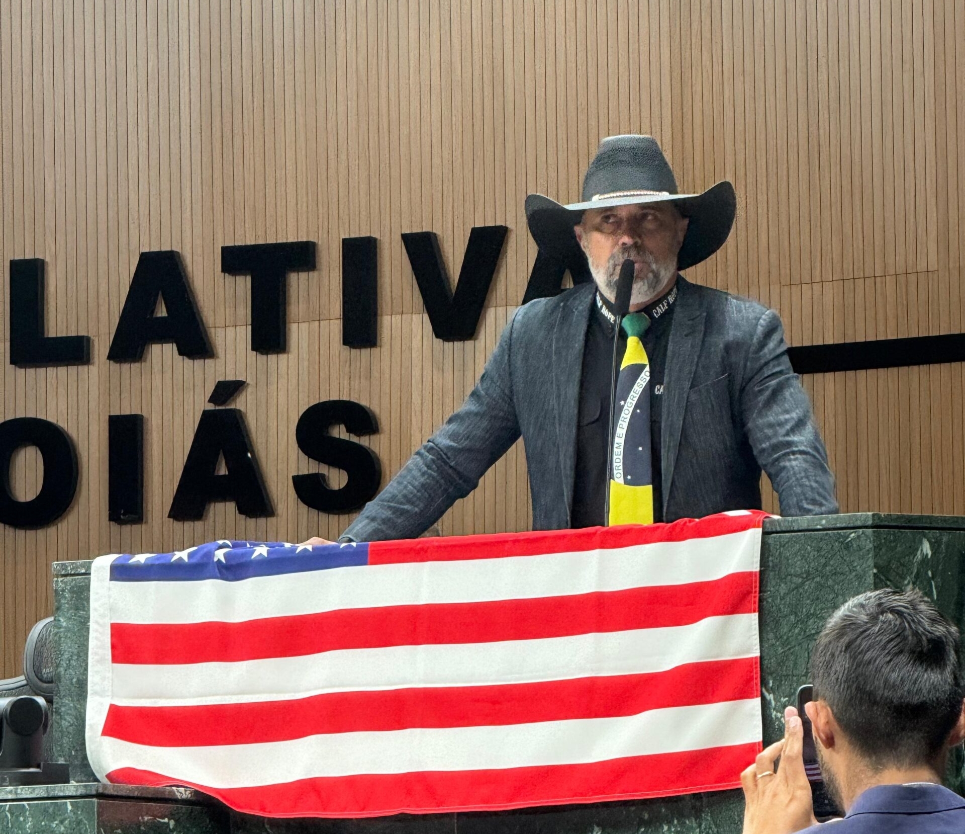 Imagem destacada do post: Deputado Amauri levanta bandeira dos Estados Unidos na Assembleia