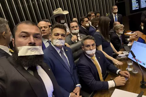 Imagem destacada do post: Deputados goianos se manifestam em “pernoite” na Câmara Federal