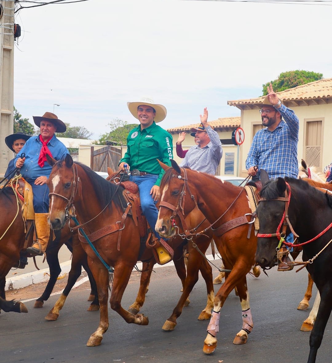 Imagem destacada do post: Em clima festivo, Cavalgada abre programação do Hidrolândia é Show