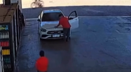 Imagem destacada do post: Mercedes pega fogo em posto de gasolina da GO-020; veja vídeo
