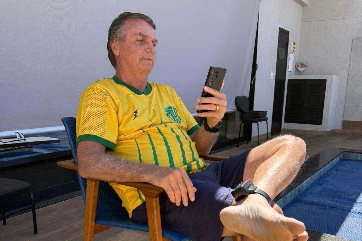 Imagem destacada do post: Bolsonaro acompanha, por videochamada, ato em Goiânia e outras cidades