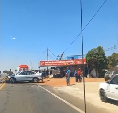 Imagem destacada do post: Caminhonete invade comércio na GO-219, saída para Passa Quatro