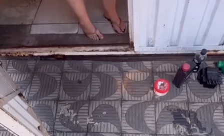 Imagem destacada do post: Cliente e entregador discutem após mulher dizer que não recebeu encomenda [vídeo]
