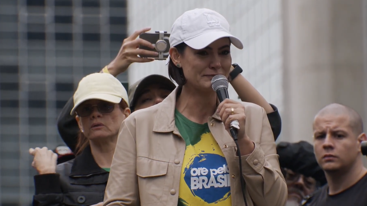 Imagem destacada do post: Michelle chora durante manifestação na Paulista: “É muita humilhação tudo isso”