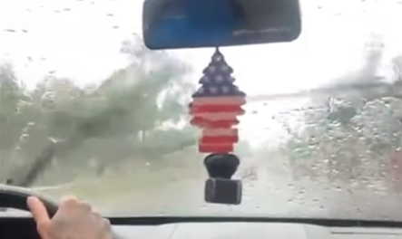 Imagem destacada do post: Família improvisa limpador de para-brisa durante chuva e diverte web