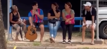 Imagem destacada do post: Dupla sertaneja diverte web ao fazer ‘trollagem’ com pessoas no ponto de ônibus