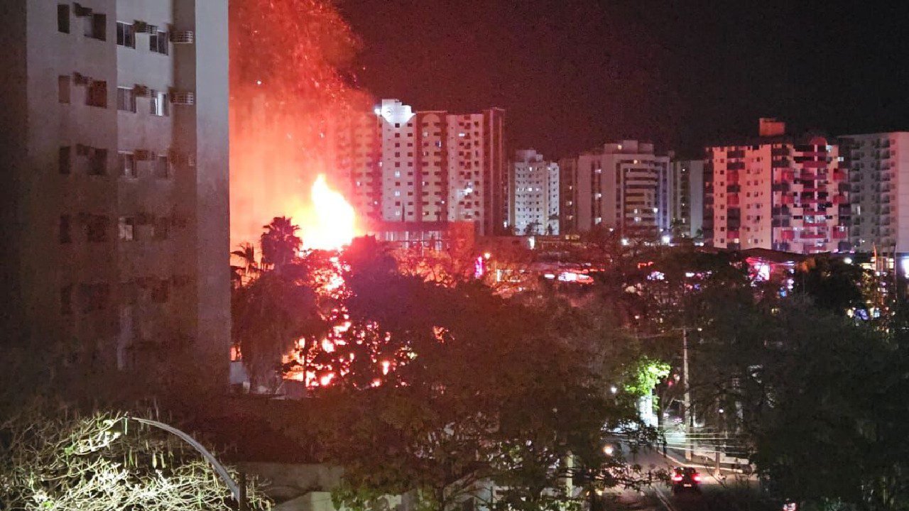 Imagem destacada do post: Incêndio em vegetação mobiliza Bombeiros próximo ao Singapura Shopping