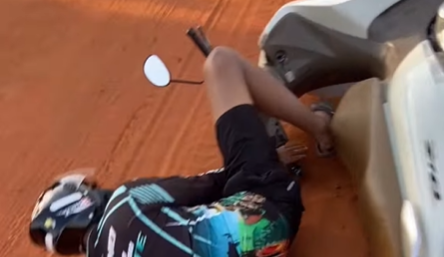 Imagem destacada do post: Casal tomba moto em estrada de terra e cena termina em riso e “acidente”