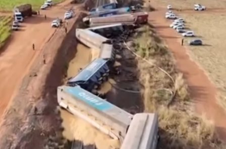 Imagem destacada do post: Trem carregado de milho descarrila após colidir com caminhão [vídeo]