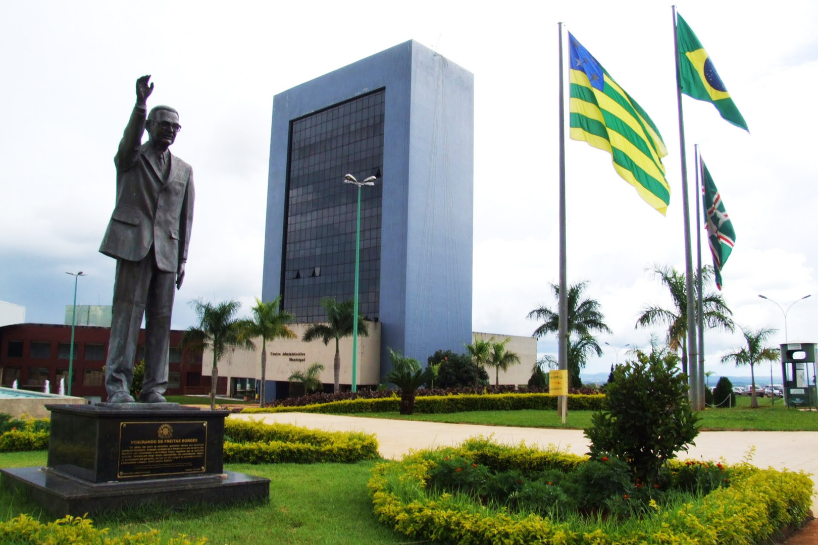Imagem destacada do post: Confira o que abre e fecha nos feriados do aniversário de Goiânia e Dia do Servidor