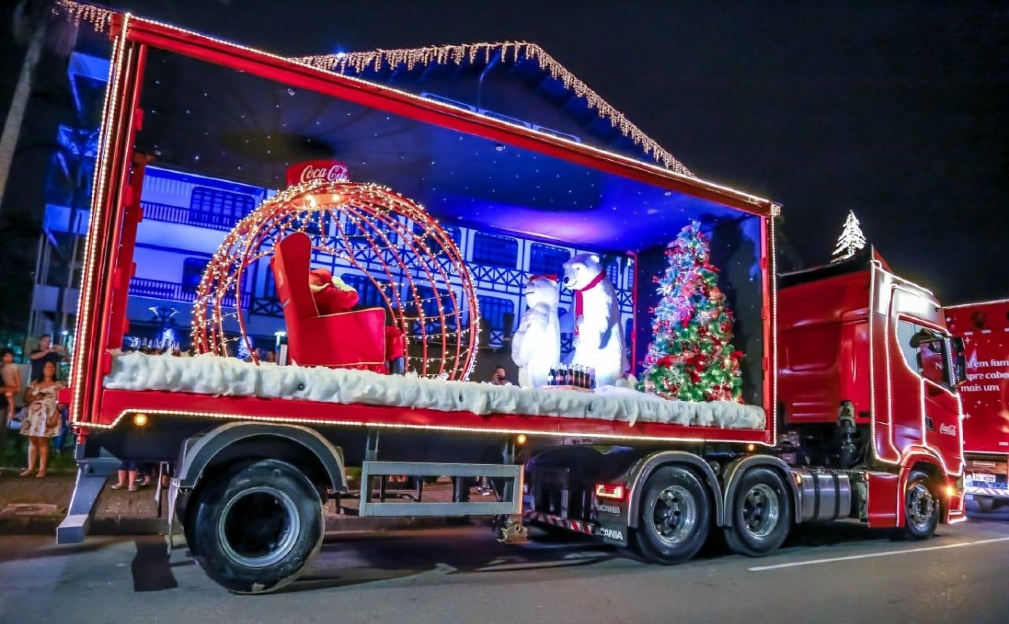 Imagem destacada do post: Caravana Iluminada da Coca-Cola chega a Goiás em 28 de novembro; veja roteiro